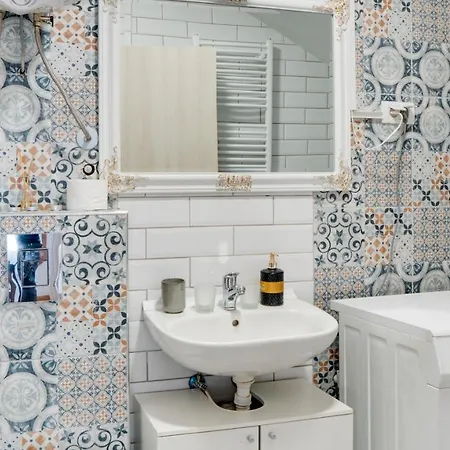 Yang - Hot Tub, Sauna, *