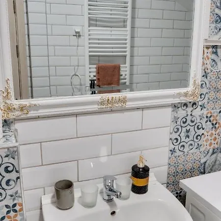 Yang - Hot Tub, Sauna, Lägenhet Novi Sad